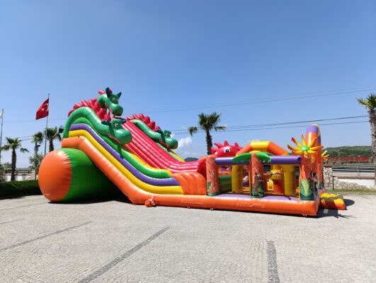 Ebeveynler, okul yöneticileri ve organizasyon sahipleri için bir etkinlikteki en önemli öncelik, kuşkusuz çocukların güvenliğidir. Eğlence ne kadar önemliyse, sağlık ve güvenlik tedbirleri de o kadar kritiktir. Cocuksenligi.com olarak, sektördeki "merdiven altı" kiralama anlayışını reddediyor; uluslararası standartlarda, sertifikalı ve hijyenik bir hizmet sunuyoruz. Peki, güvenli bir şişme oyun parkı kiralarken nelere dikkat edilmeli